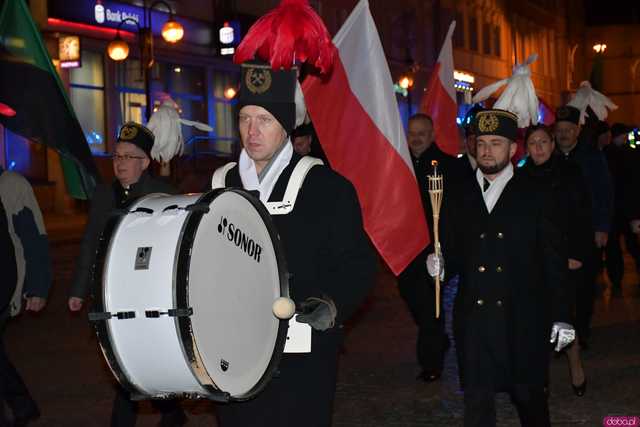 [WIDEO/FOTO] Pochód z orkiestrą, biesiada piwna, wspólne śpiewanie. Górnicy, kamieniarze i skalnicy celebrowali tegoroczną Barbórkę