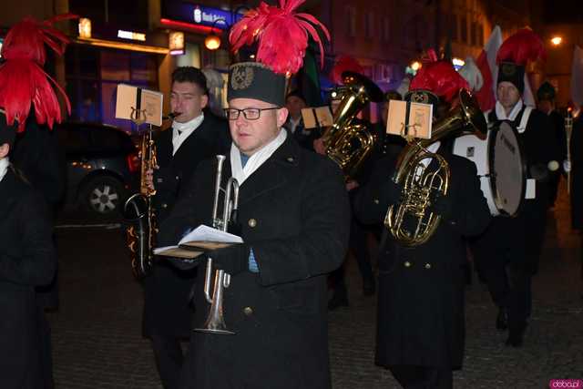 [WIDEO/FOTO] Pochód z orkiestrą, biesiada piwna, wspólne śpiewanie. Górnicy, kamieniarze i skalnicy celebrowali tegoroczną Barbórkę