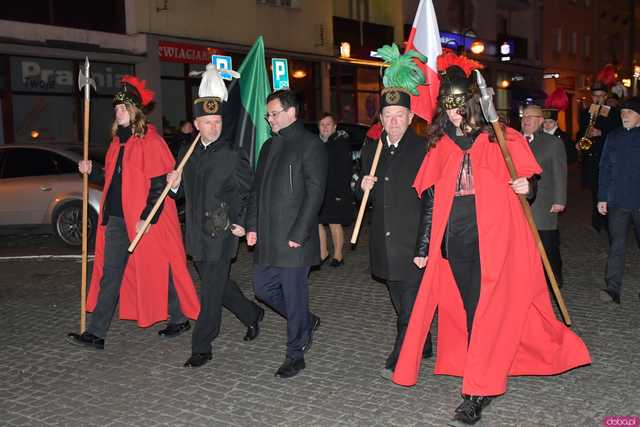 [WIDEO/FOTO] Pochód z orkiestrą, biesiada piwna, wspólne śpiewanie. Górnicy, kamieniarze i skalnicy celebrowali tegoroczną Barbórkę
