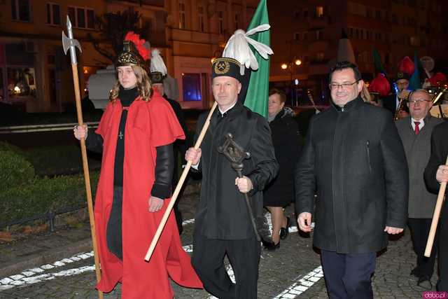 [WIDEO/FOTO] Pochód z orkiestrą, biesiada piwna, wspólne śpiewanie. Górnicy, kamieniarze i skalnicy celebrowali tegoroczną Barbórkę