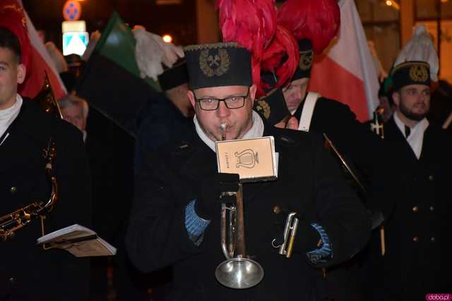 [WIDEO/FOTO] Pochód z orkiestrą, biesiada piwna, wspólne śpiewanie. Górnicy, kamieniarze i skalnicy celebrowali tegoroczną Barbórkę