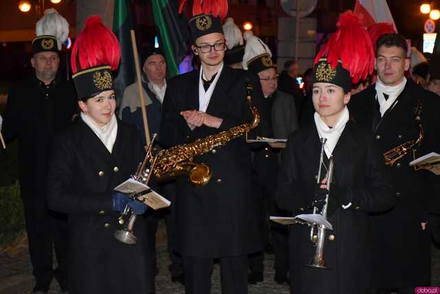 [WIDEO/FOTO] Pochód z orkiestrą, biesiada piwna, wspólne śpiewanie. Górnicy, kamieniarze i skalnicy celebrowali tegoroczną Barbórkę