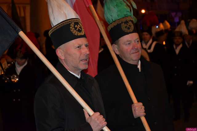 [WIDEO/FOTO] Pochód z orkiestrą, biesiada piwna, wspólne śpiewanie. Górnicy, kamieniarze i skalnicy celebrowali tegoroczną Barbórkę