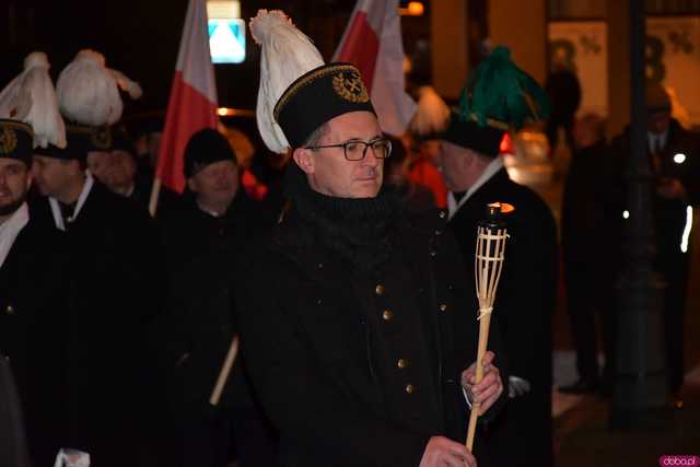 [WIDEO/FOTO] Pochód z orkiestrą, biesiada piwna, wspólne śpiewanie. Górnicy, kamieniarze i skalnicy celebrowali tegoroczną Barbórkę