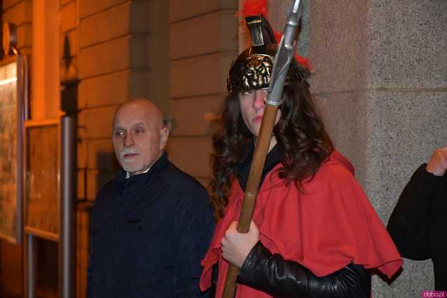 [WIDEO/FOTO] Pochód z orkiestrą, biesiada piwna, wspólne śpiewanie. Górnicy, kamieniarze i skalnicy celebrowali tegoroczną Barbórkę
