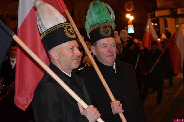 [WIDEO/FOTO] Pochód z orkiestrą, biesiada piwna, wspólne śpiewanie. Górnicy, kamieniarze i skalnicy celebrowali tegoroczną Barbórkę