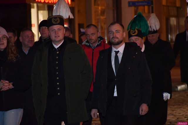 [WIDEO/FOTO] Pochód z orkiestrą, biesiada piwna, wspólne śpiewanie. Górnicy, kamieniarze i skalnicy celebrowali tegoroczną Barbórkę