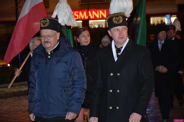 [WIDEO/FOTO] Pochód z orkiestrą, biesiada piwna, wspólne śpiewanie. Górnicy, kamieniarze i skalnicy celebrowali tegoroczną Barbórkę