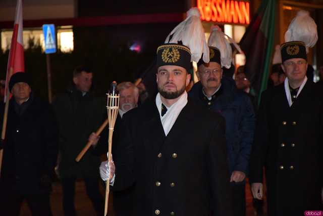 [WIDEO/FOTO] Pochód z orkiestrą, biesiada piwna, wspólne śpiewanie. Górnicy, kamieniarze i skalnicy celebrowali tegoroczną Barbórkę