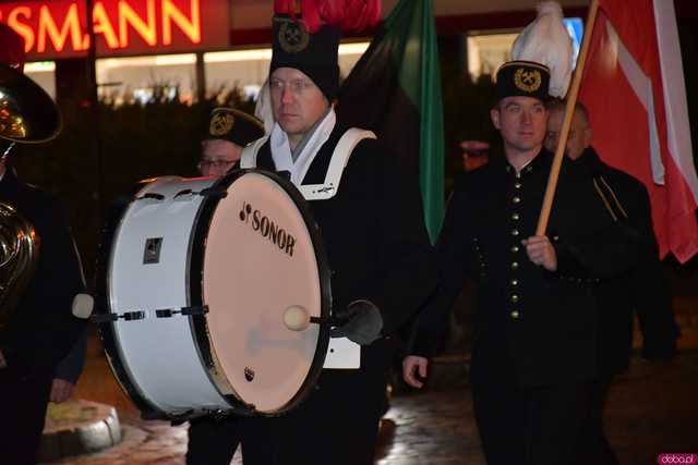 [WIDEO/FOTO] Pochód z orkiestrą, biesiada piwna, wspólne śpiewanie. Górnicy, kamieniarze i skalnicy celebrowali tegoroczną Barbórkę