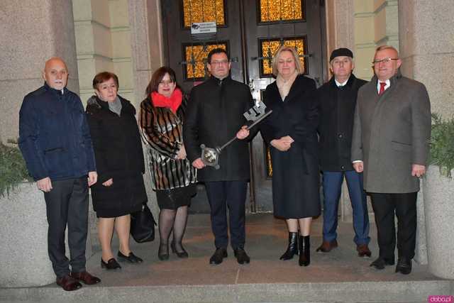 [WIDEO/FOTO] Pochód z orkiestrą, biesiada piwna, wspólne śpiewanie. Górnicy, kamieniarze i skalnicy celebrowali tegoroczną Barbórkę