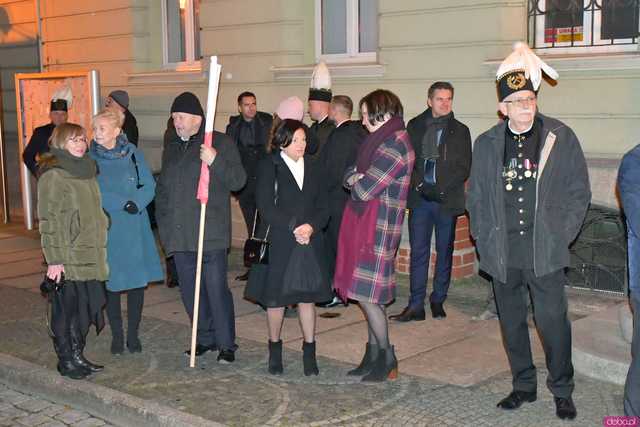 [WIDEO/FOTO] Pochód z orkiestrą, biesiada piwna, wspólne śpiewanie. Górnicy, kamieniarze i skalnicy celebrowali tegoroczną Barbórkę