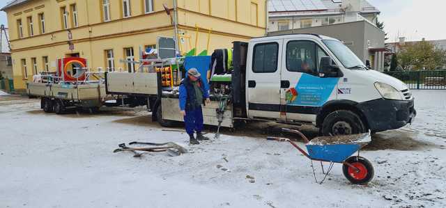 [FOTO] W Olszanach powstaje nowy plac zabaw
