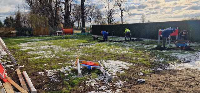 [FOTO] W Olszanach powstaje nowy plac zabaw