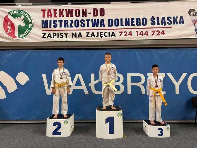 [FOTO] Młodzi zawodnicy taekwondo przywieźli worek medali z Mistrzostw Dolnego Śląska!