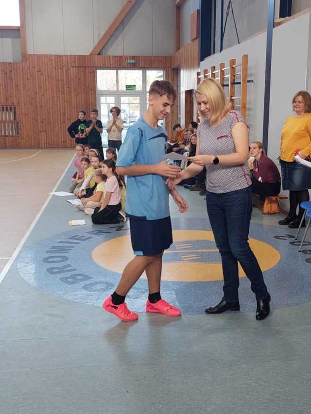 [FOTO] Młode piłkarki i piłkarze rywalizowali w turnieju halówki szkół podstawowych
