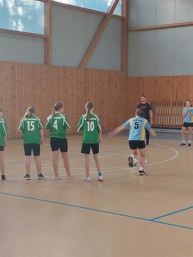 [FOTO] Młode piłkarki i piłkarze rywalizowali w turnieju halówki szkół podstawowych