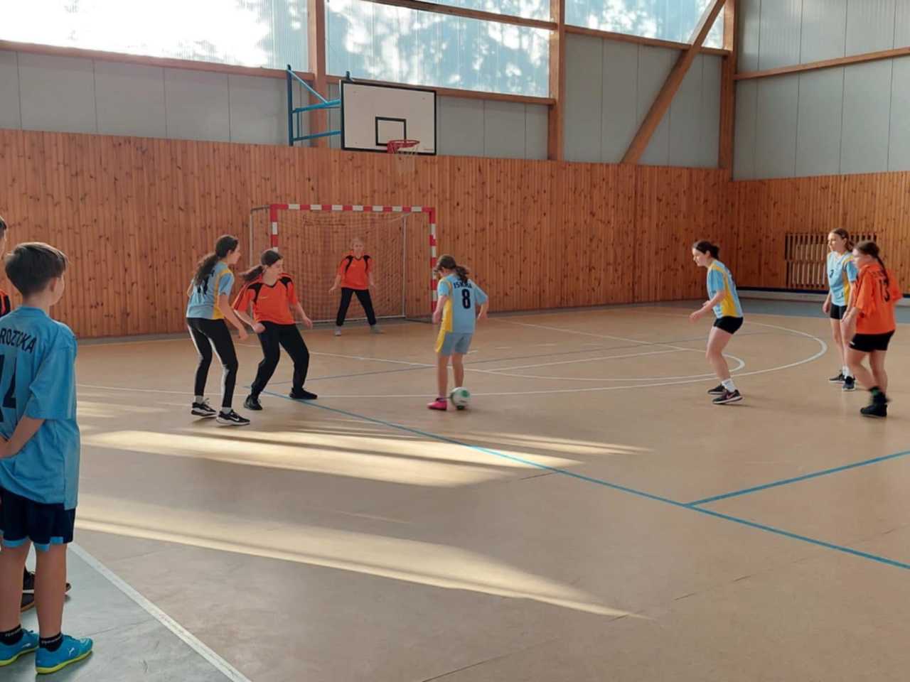 [FOTO] Młode piłkarki i piłkarze rywalizowali w turnieju halówki szkół podstawowych