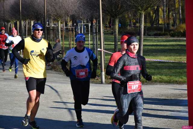 [WIDEO/FOTO] Pobiegli alejkami Parku Centralnego w finałowej odsłonie Grand Prix
