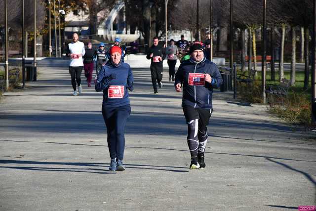 [WIDEO/FOTO] Pobiegli alejkami Parku Centralnego w finałowej odsłonie Grand Prix