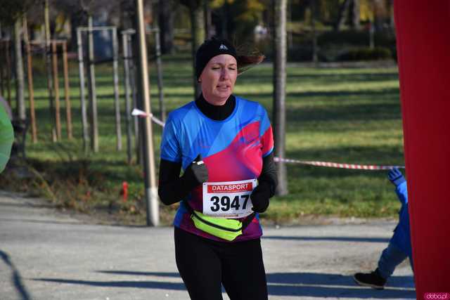 [WIDEO/FOTO] Pobiegli alejkami Parku Centralnego w finałowej odsłonie Grand Prix