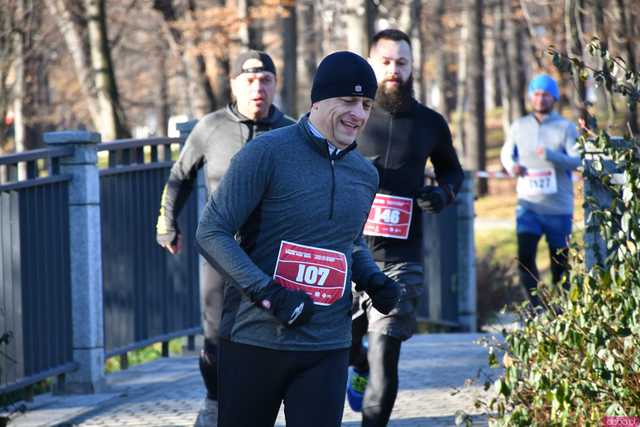 [WIDEO/FOTO] Pobiegli alejkami Parku Centralnego w finałowej odsłonie Grand Prix