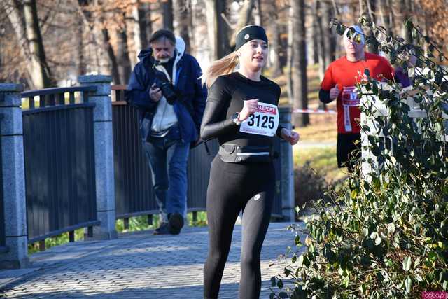 [WIDEO/FOTO] Pobiegli alejkami Parku Centralnego w finałowej odsłonie Grand Prix