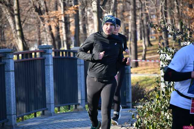 [WIDEO/FOTO] Pobiegli alejkami Parku Centralnego w finałowej odsłonie Grand Prix