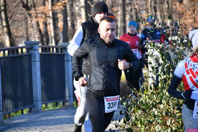 [WIDEO/FOTO] Pobiegli alejkami Parku Centralnego w finałowej odsłonie Grand Prix