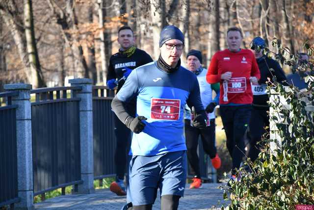 [WIDEO/FOTO] Pobiegli alejkami Parku Centralnego w finałowej odsłonie Grand Prix