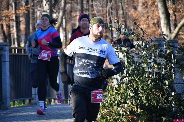 [WIDEO/FOTO] Pobiegli alejkami Parku Centralnego w finałowej odsłonie Grand Prix
