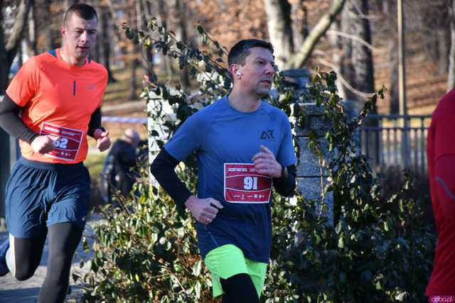 [WIDEO/FOTO] Pobiegli alejkami Parku Centralnego w finałowej odsłonie Grand Prix