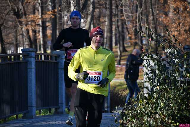 [WIDEO/FOTO] Pobiegli alejkami Parku Centralnego w finałowej odsłonie Grand Prix