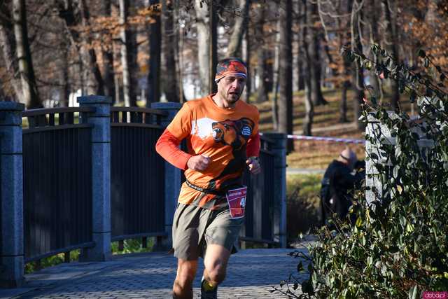 [WIDEO/FOTO] Pobiegli alejkami Parku Centralnego w finałowej odsłonie Grand Prix