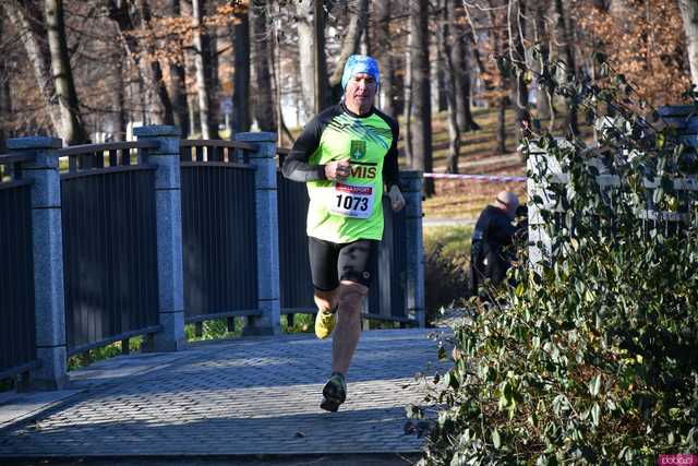 [WIDEO/FOTO] Pobiegli alejkami Parku Centralnego w finałowej odsłonie Grand Prix