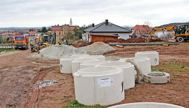[FOTO] Trwają inwestycje mieszkaniowe i modernizacja oczyszczalni ścieków w gminie Dobromierz
