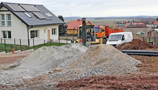 [FOTO] Trwają inwestycje mieszkaniowe i modernizacja oczyszczalni ścieków w gminie Dobromierz