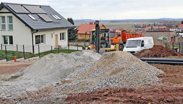 [FOTO] Trwają inwestycje mieszkaniowe i modernizacja oczyszczalni ścieków w gminie Dobromierz