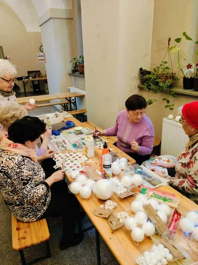 [FOTO] Fani gier z lat 80. i 90. mogli cofnąć się w czasie, a seniorzy doskonalili swoje umiejętności rękodzielnicze