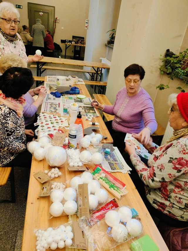 [FOTO] Fani gier z lat 80. i 90. mogli cofnąć się w czasie, a seniorzy doskonalili swoje umiejętności rękodzielnicze