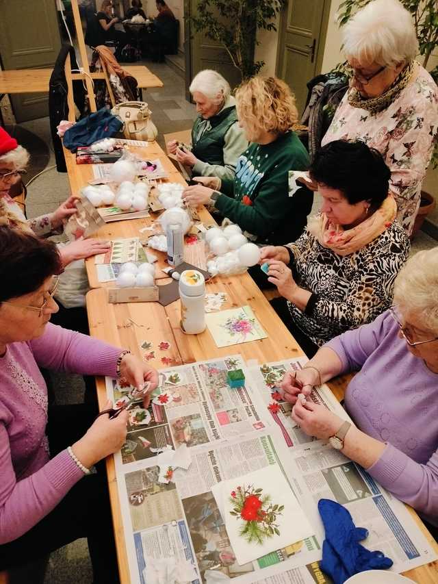 [FOTO] Fani gier z lat 80. i 90. mogli cofnąć się w czasie, a seniorzy doskonalili swoje umiejętności rękodzielnicze