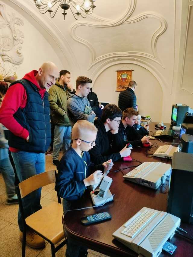 [FOTO] Fani gier z lat 80. i 90. mogli cofnąć się w czasie, a seniorzy doskonalili swoje umiejętności rękodzielnicze