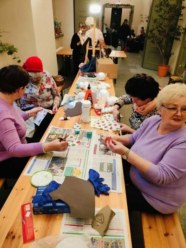 [FOTO] Fani gier z lat 80. i 90. mogli cofnąć się w czasie, a seniorzy doskonalili swoje umiejętności rękodzielnicze