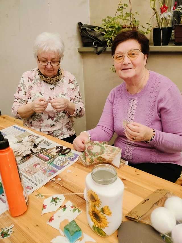 [FOTO] Fani gier z lat 80. i 90. mogli cofnąć się w czasie, a seniorzy doskonalili swoje umiejętności rękodzielnicze