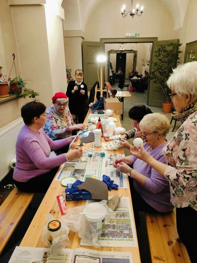 [FOTO] Fani gier z lat 80. i 90. mogli cofnąć się w czasie, a seniorzy doskonalili swoje umiejętności rękodzielnicze