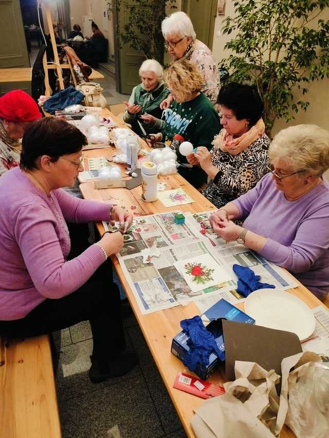 [FOTO] Fani gier z lat 80. i 90. mogli cofnąć się w czasie, a seniorzy doskonalili swoje umiejętności rękodzielnicze