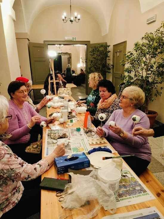 [FOTO] Fani gier z lat 80. i 90. mogli cofnąć się w czasie, a seniorzy doskonalili swoje umiejętności rękodzielnicze