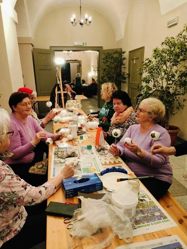 [FOTO] Fani gier z lat 80. i 90. mogli cofnąć się w czasie, a seniorzy doskonalili swoje umiejętności rękodzielnicze