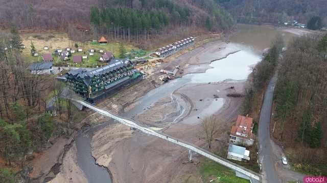 [WIDEO, FOTO z DRONA] W Jeziorze Bystrzyckim nie ma wody! Doszło tam do poważnej awarii zapory