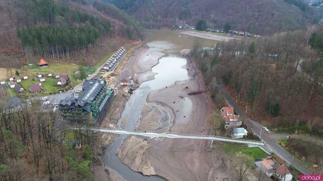 [WIDEO, FOTO z DRONA] W Jeziorze Bystrzyckim nie ma wody! Doszło tam do poważnej awarii zapory